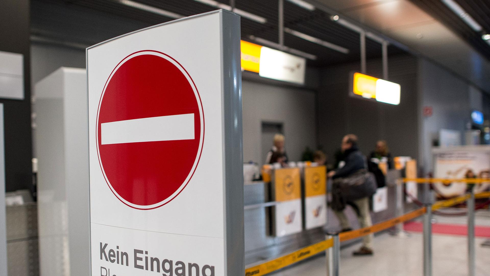 Ein Schild mit der Aufschrift "Kein Eingang" ist am 20.03.2015 am Flughafen in Düsseldorf (Nordrhein-Westfalen) vor Check-In-Schaltern der Lufthansa zu sehen.