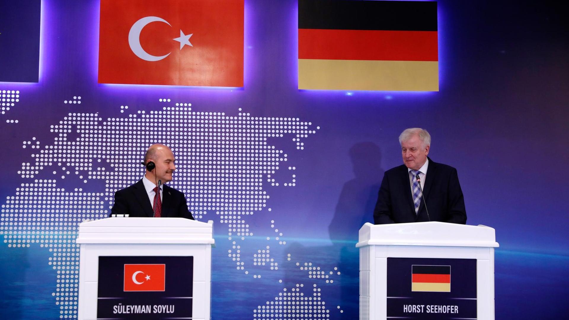 Suleyman Soylu (l), Innenminister der Türkei, und Horst Seehofer, Innenminister von Deutschland, bei einer gemeinsamen Pressekonferenz