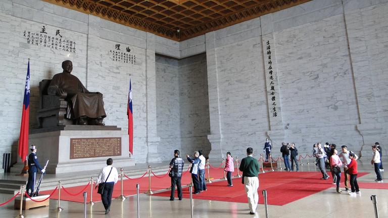 Besucher schauen sich die Exponate in der Chiang Kai-shek-Gedenkhalle an.