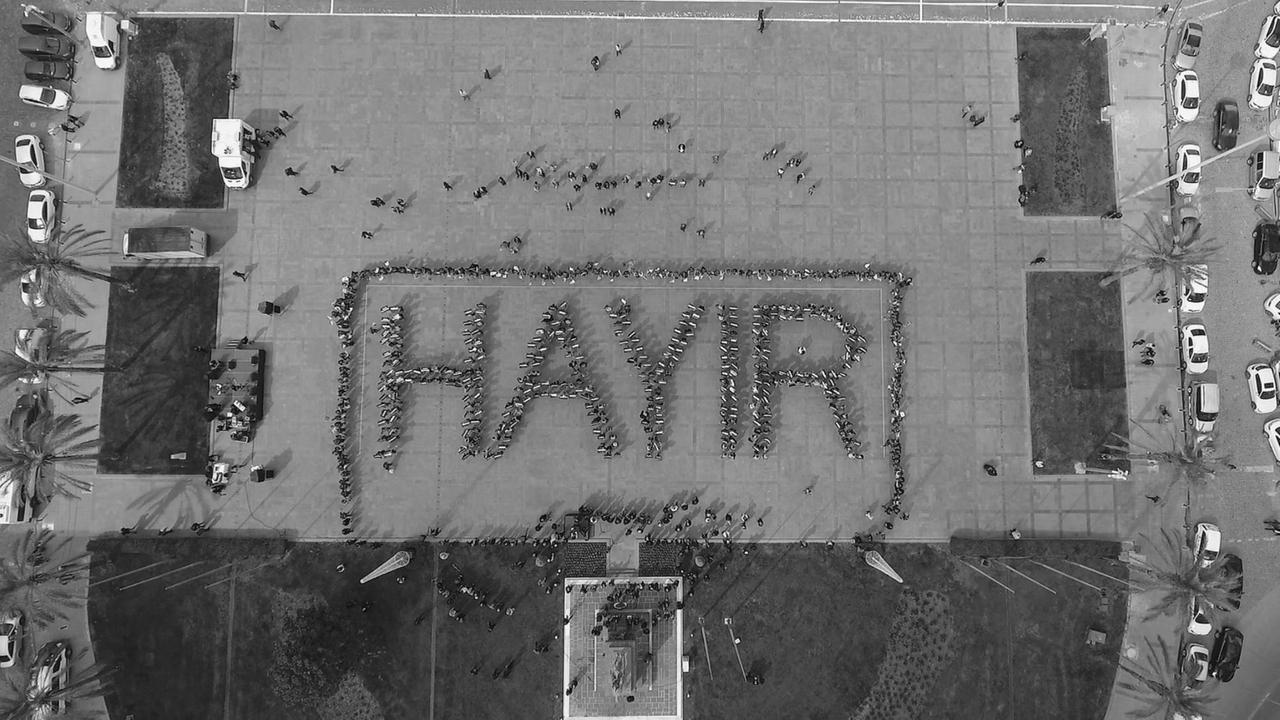 Blick aus der Vogelperspektive auf einen Platz in Izmir, wo sich Menschen zum Wort Hayir (Nein) formiert haben, um gegen die geplanten Verfassungsänderungen zu protestieren