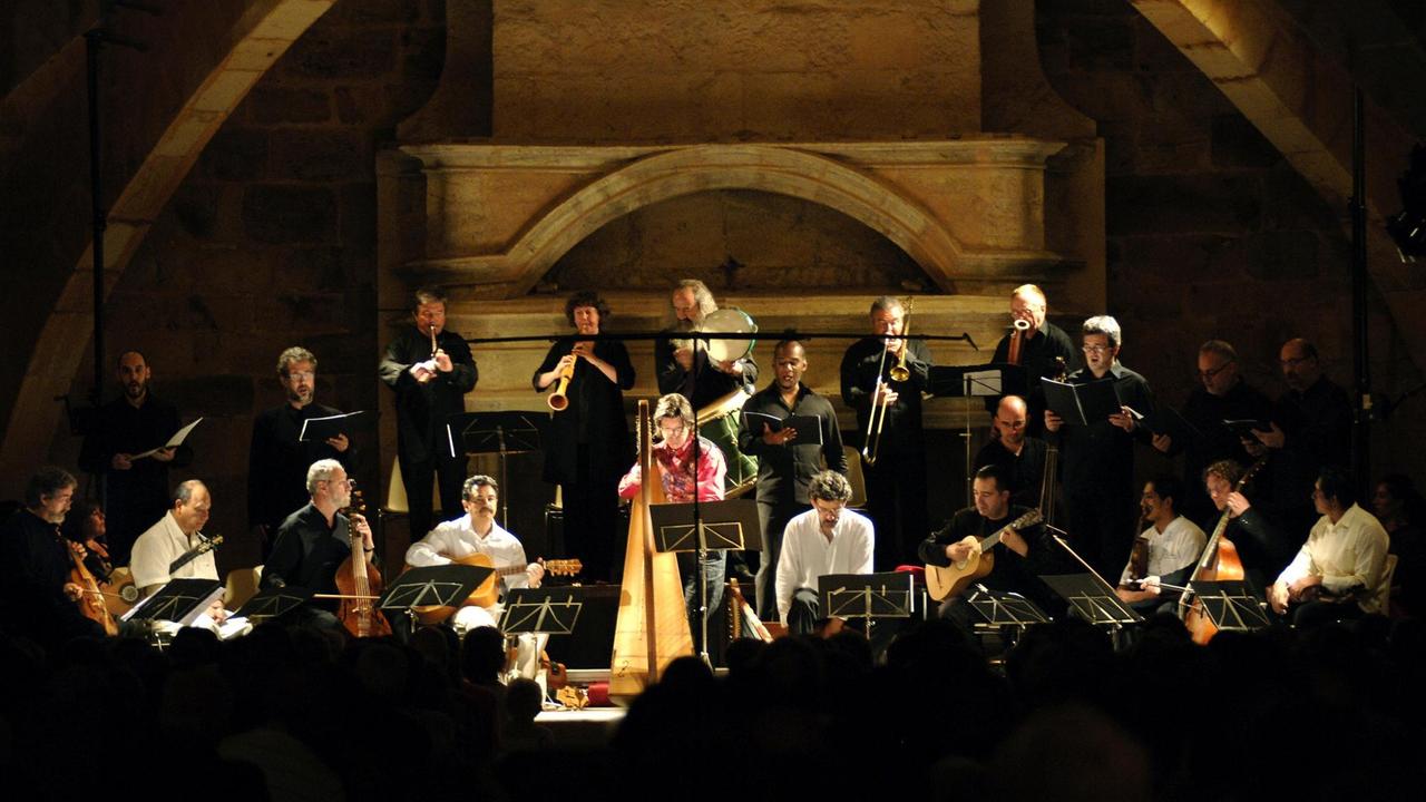 Jordi Savall (li) und sein Ensemble Hesperion XXI mit Gästen