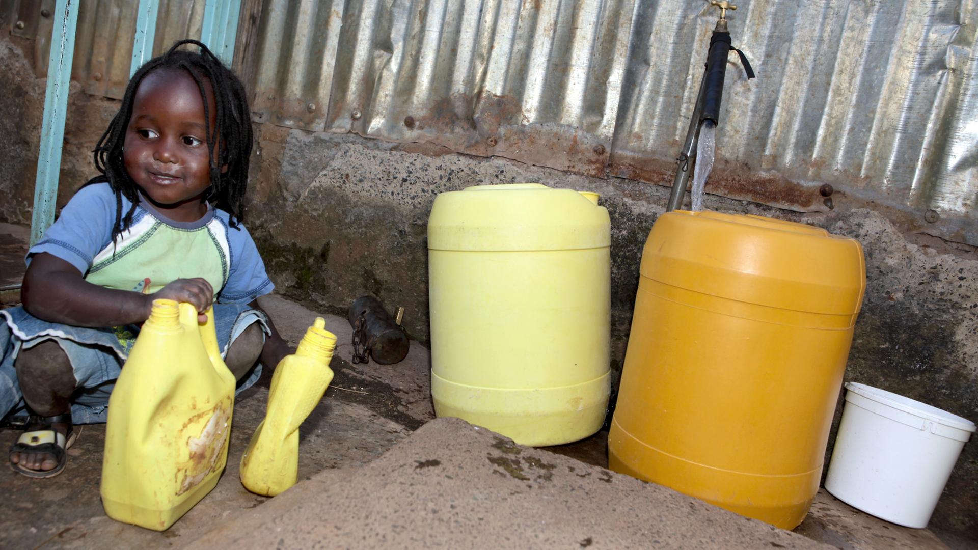 Der Zugang zu Trinkwasser ist in Kenia oft nur über unsaubere öffentliche Brunnen oder Flüsse möglich, die auch als Abwasserkanal genutzt werden.