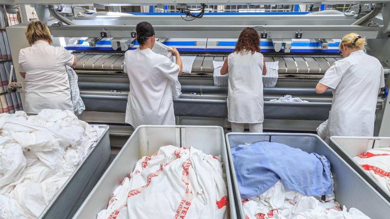 Mehrere Frauen arbeiten in der Textik-Fabrik. Mehrere Frauen arbeiten in der Textik-Fabrik.