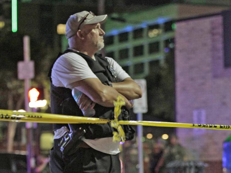 Ein Polizist nach dem Tod seiner fünf Kollegen in Dallas