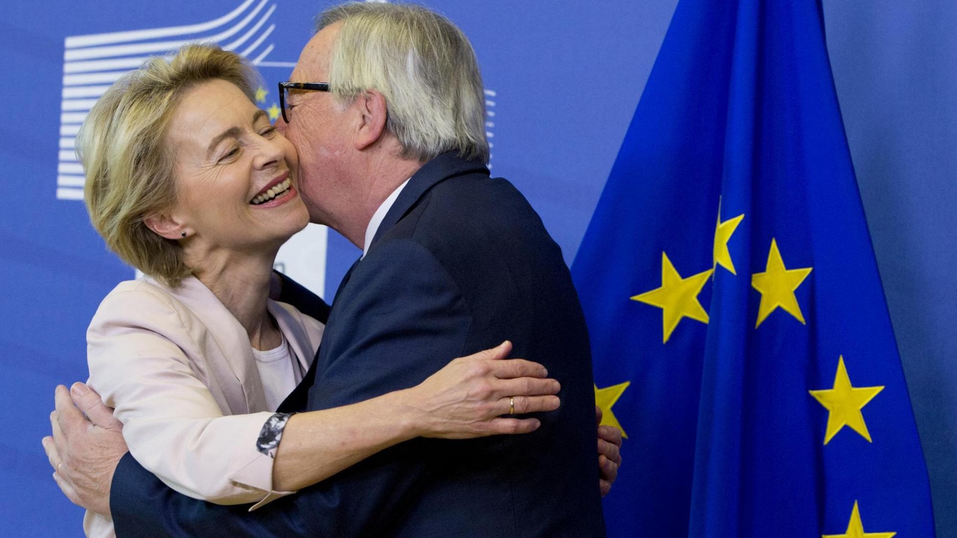 Straßburg: Ursula von der Leyen (CDU), Bundesministerin der Verteidigung, wird von Jean-Claude Juncker (l), Präsident der Europäischen Kommission, vor einem Treffen in der EU-Zentrale in Brüssel begrüßt.