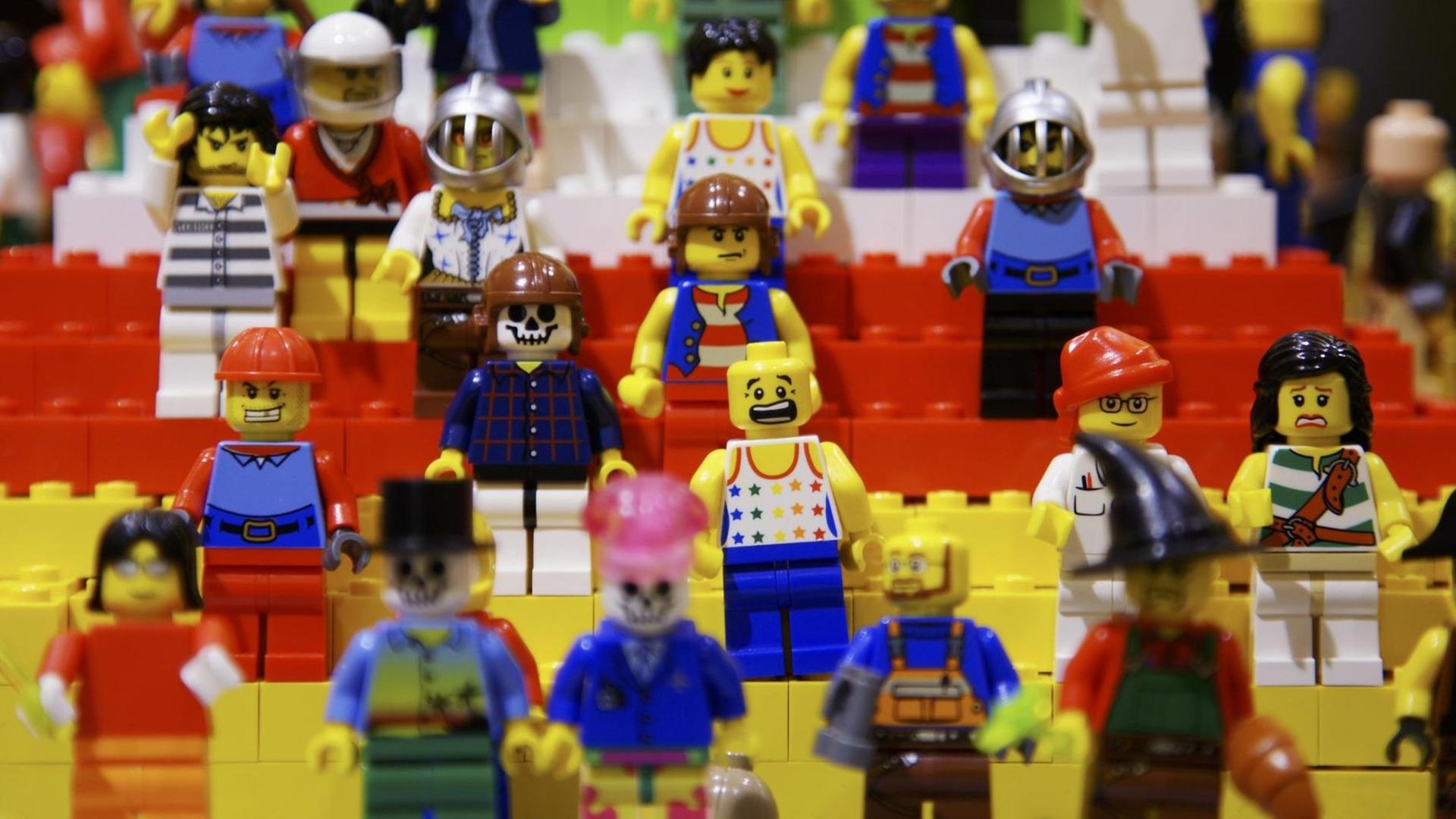 Man sieht viele kleine Lego-Figuren, zum Beispiel Bauarbeiter. Man sieht viele kleine Lego-Figuren, zum Beispiel Bauarbeiter.