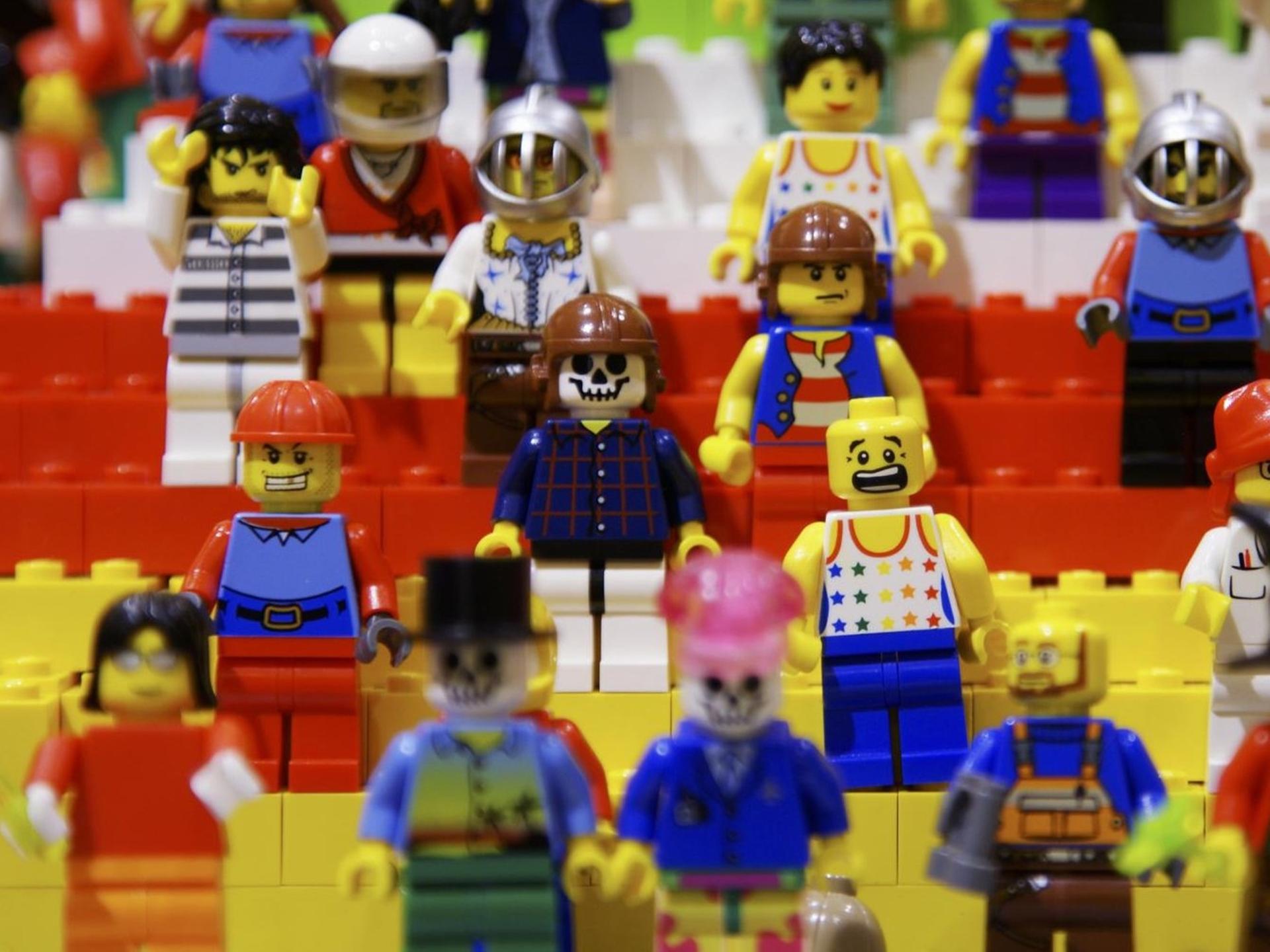 Man sieht viele kleine Lego-Figuren, zum Beispiel Bauarbeiter.