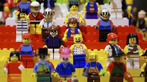 Man sieht viele kleine Lego-Figuren, zum Beispiel Bauarbeiter.