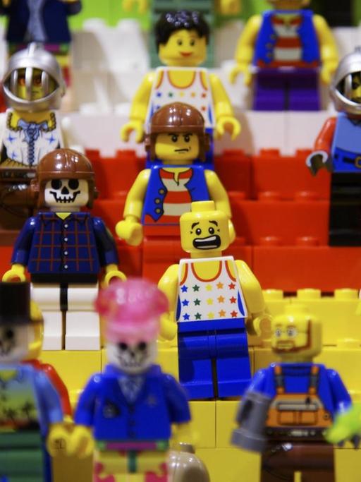 Viele verschiedene Lego Figuren auf einem Bild.