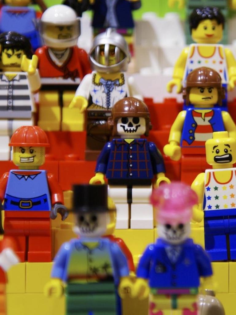 Man sieht viele kleine Lego-Figuren, zum Beispiel Bauarbeiter. Man sieht viele kleine Lego-Figuren, zum Beispiel Bauarbeiter.