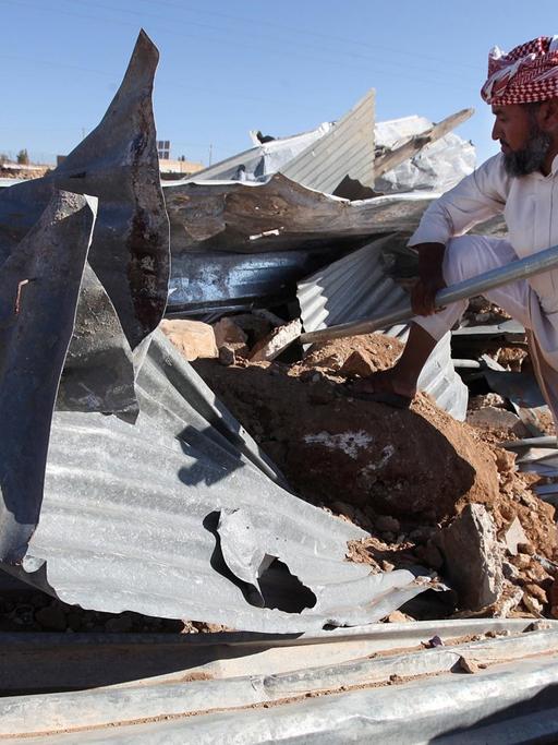 Ein Beduine sucht in den Trümmern seiner Hütte nach persönlichen Gegenständen. Die Hütte im Dorf Umm al-Kheir bei Hebron hatte die israelische Armee mit Bulldozern zerstört.