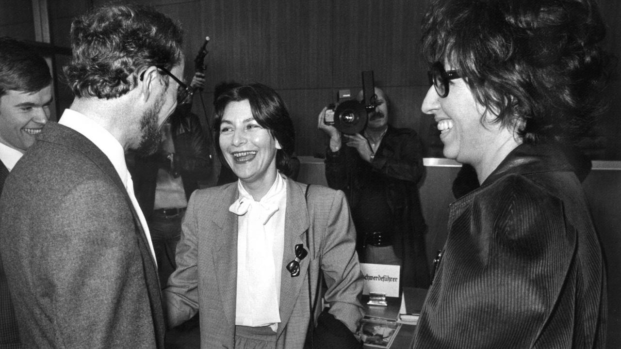 Nach der Urteilsverkündung  im Jahr 1983 herrschte Freude bei den beiden Hamburger Rechtsanwältinnen Maja Stadler-Euler (M.) und Gisela Wild (r.), die gegen die Volkszählung geklagt hatten. 