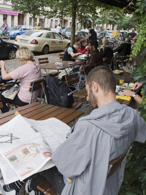 Straßencafé in der Oderberger Straße in Berlin