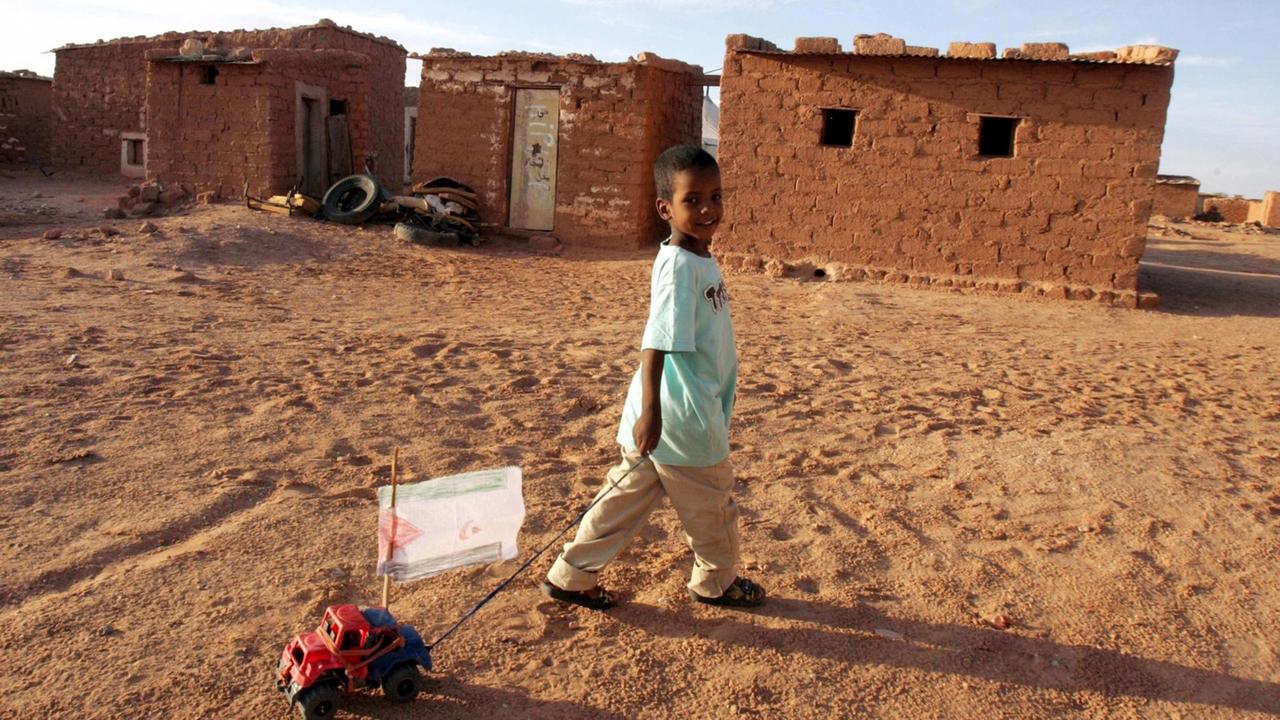 Ein Junge spielt in einem Flüchtlingscamp in der algerischen Wüste. Die Sahrauis wurden vor mehr als 40 Jahren aus der Westsahara vertrieben.