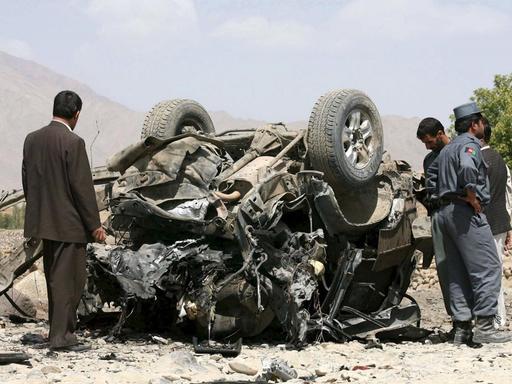 Afghanische Beamte inspizieren den Ort, an dem der Gouverneur der Provinz Logar und drei seiner Leibwächter bei einer Bombenexplosion in der Nähe von Kabul, Afghanistan, am 13. September 2008 getötet wurden. Abdullah Wardak, ein ehemaliger Minister, war mit dem Auto auf dem Weg zu seinem Haus in Logar, etwa 40 km südlich der Hauptstadt Kabul, als eine Bombe am Straßenrand explodierte.