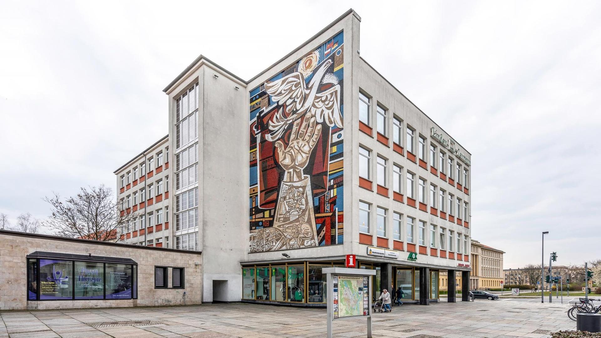 Textilkaufhaus "Magnet" (heute: Lindenzentrum) in Eisenhüttenstadt, erbaut von Otto Lopp und Otto Schnabel 1958 - 1960 mit Mosaik "Produktion in Frieden" von Walter Womacka