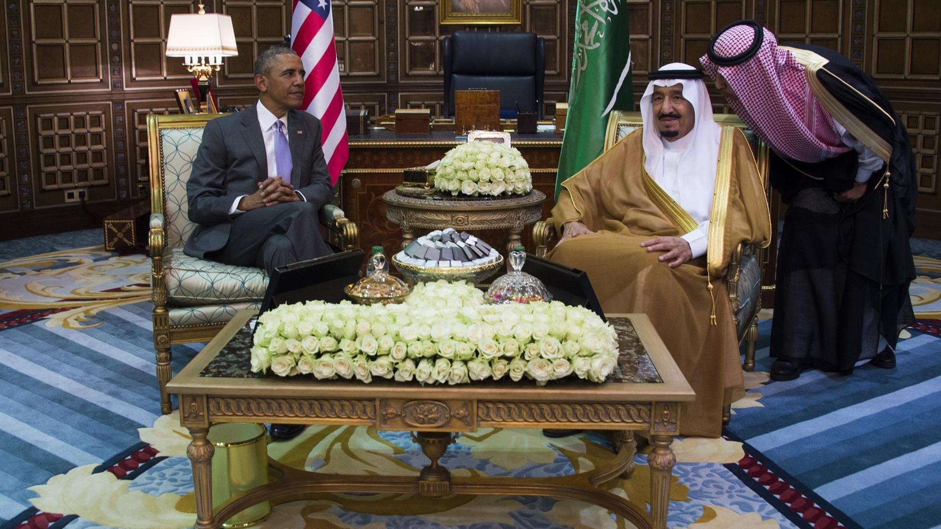 US-Präsident Barack Obama (l) im Gespräch mit dem saudischen König Salman bin Abdulaziz al-Saud im Erga-Palast in Riad/Saudi-Arabien am 20.04.2016.