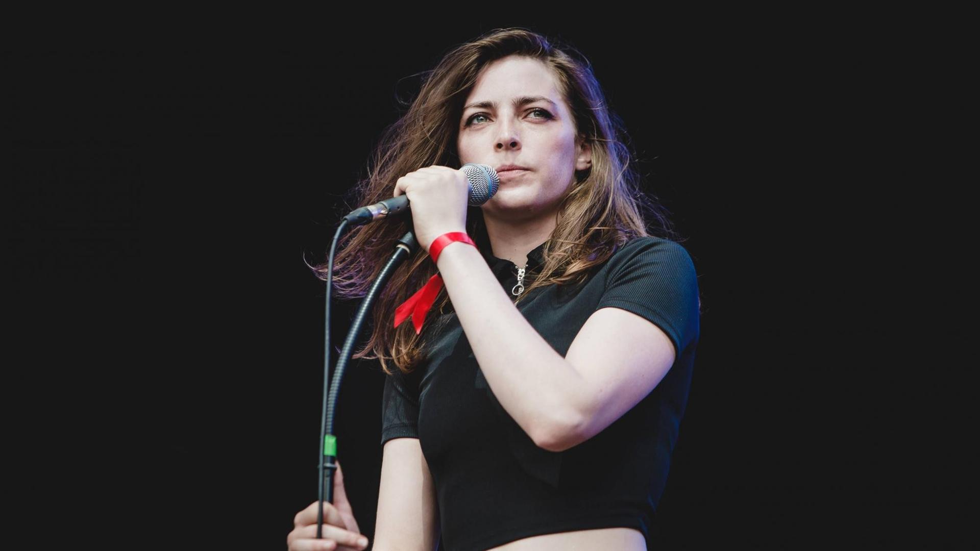 Fishbach bei einem Konzert in Paris im Juli 2017 (Bild: imago stock&people / Alexandre Fumeron)