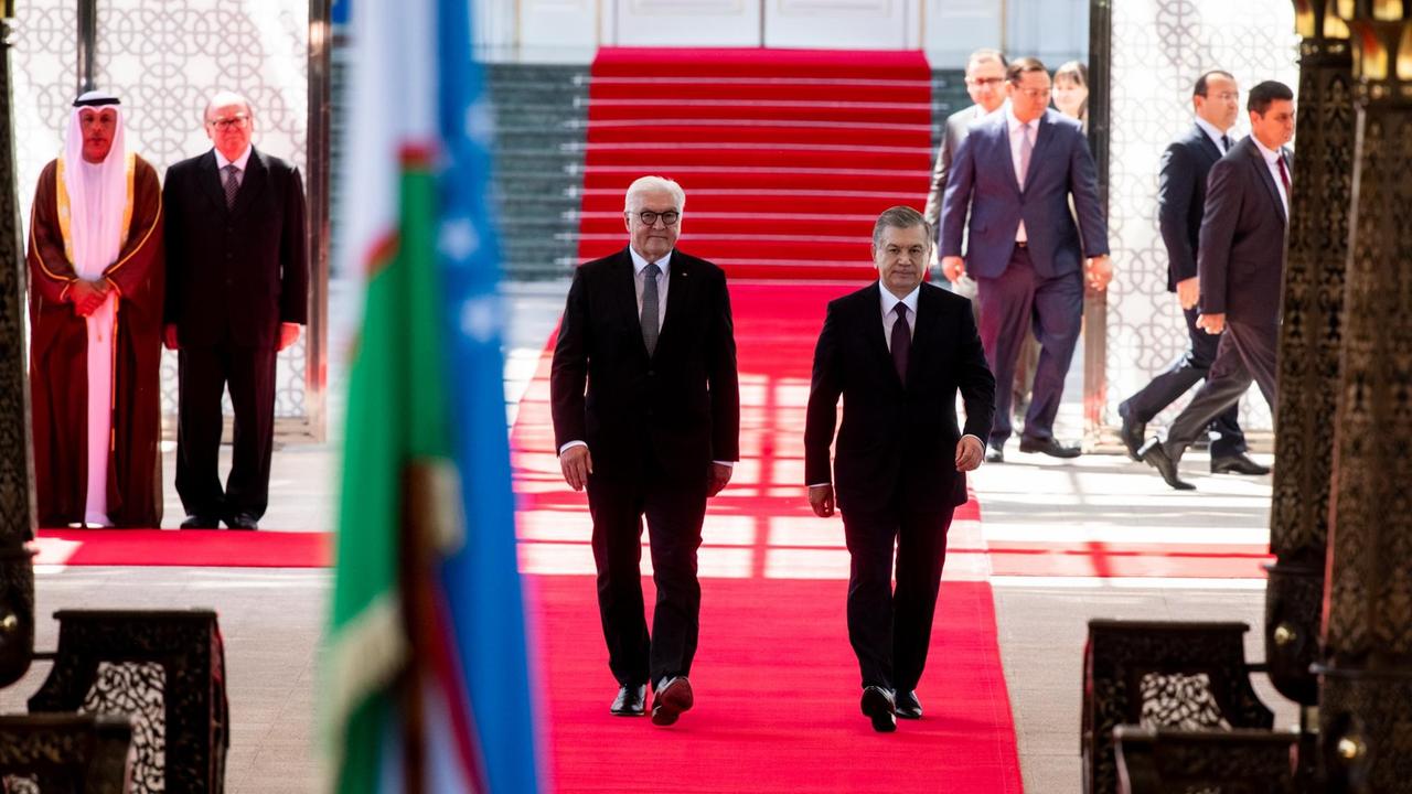 Taschkent: Bundespräsident Frank-Walter Steinmeier wird von Schawkat Mirsijojew, Präsident von Usbekistan, an der Residenz Koksaroy mit militärischen Ehren begrüßt.