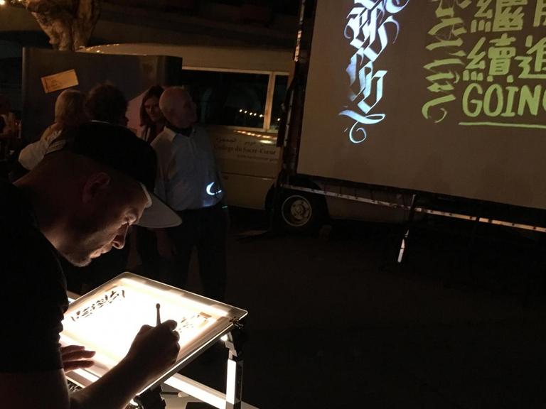 Der Frankfurter Künstler "Schriftzug" nutzt die Digital Calligraffitti Technologie im Geothe Institut in Beirut.