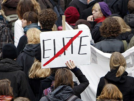 Studenten und Schüler demonstrieren mit einem Bildungsstreik vor der Universität in Heidelberg gegen die jüngsten Entwicklungen im Bildungssystem.