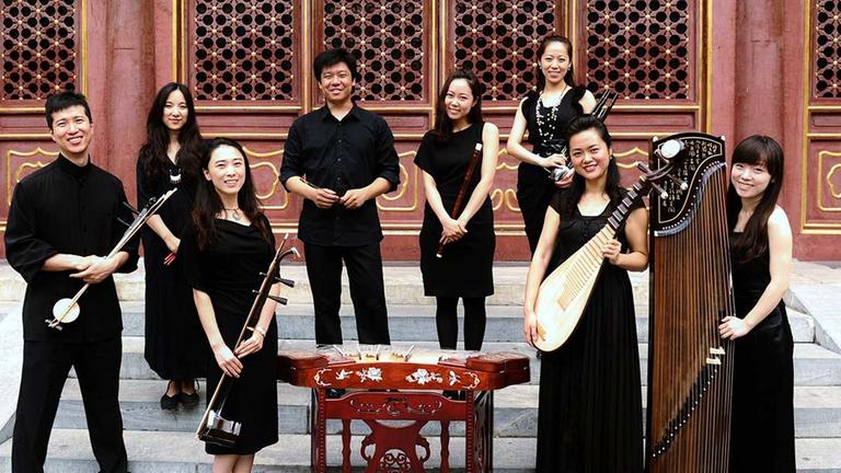 Musikerinnen und Musiker ConTempo-Beijing Ensembles mit ihren Instrumenten.