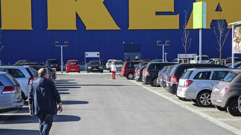 Ein Mann auf einem Ikea-Parkplatz