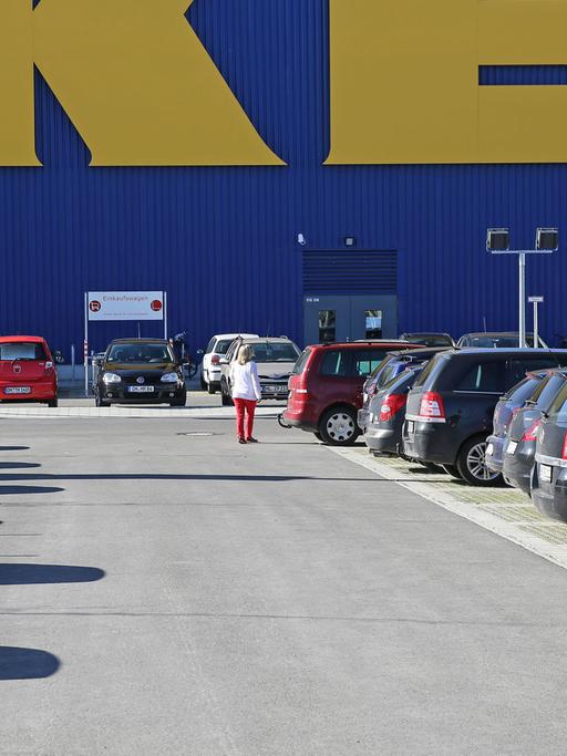 Ein Mann auf einem Ikea-Parkplatz