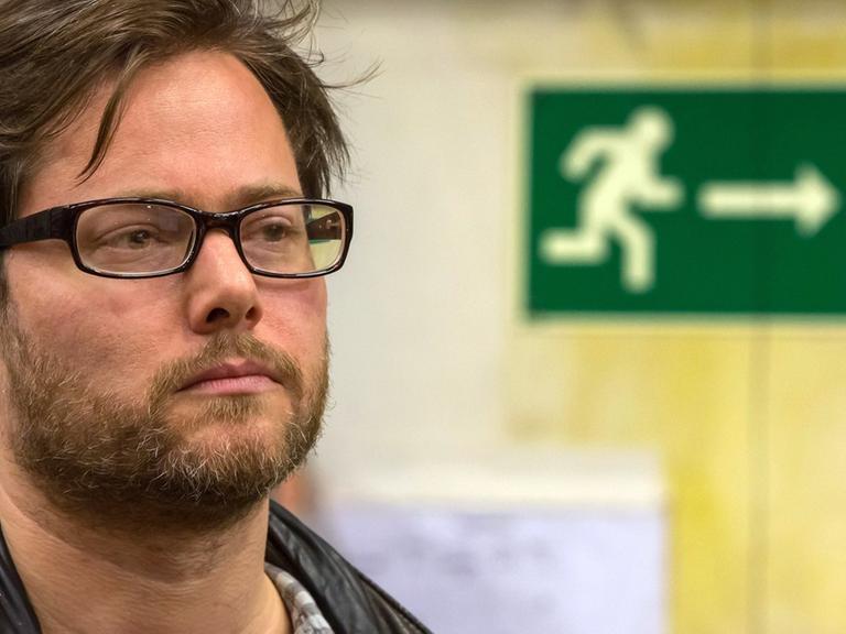 Der Schweizer Theatermacher Milo Rau im Oktober 2012 vor einer Lesung von "Breiviks Erklärung" in Weimar