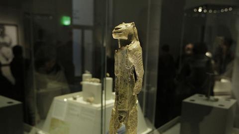 Eine Skulptur aus Mammut-Elfenbein zeigt einen Mann mit Löwenkopf. Die Figur ist etwa 40.000 Jahre alt und wurde in der Stadel-Höhle in Baden-Württemberg gefunden.