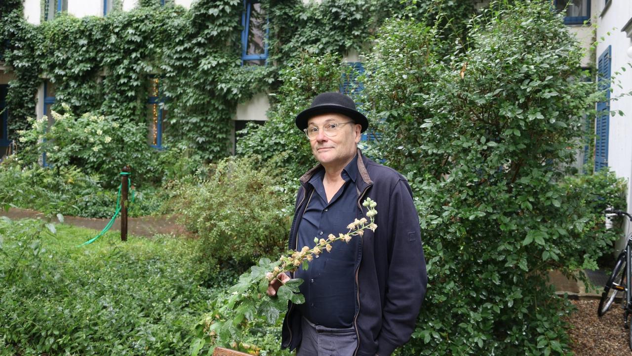 Thomas Pigor in seinem Garten in Berlin
