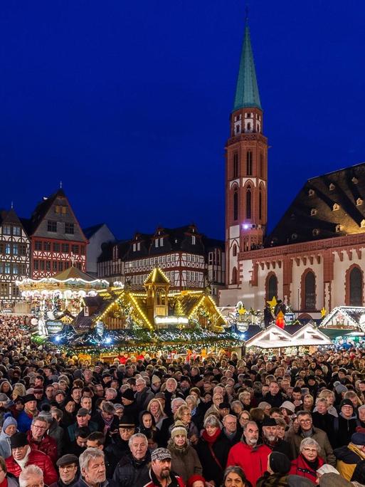 Zahlreiche Menschen stehen bei der Eröffnung des Weihnachtsmarkts auf dem Frankfurter Römerberg