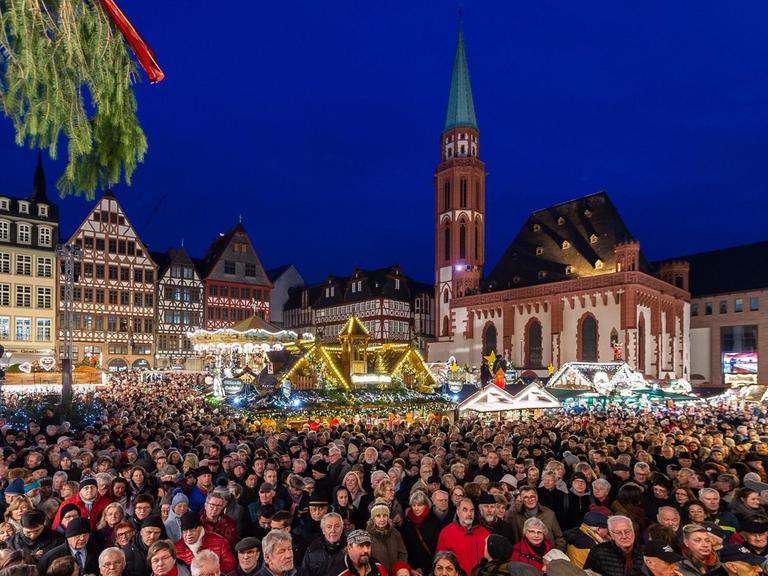Zahlreiche Menschen stehen bei der Eröffnung des Weihnachtsmarkts auf dem Frankfurter Römerberg