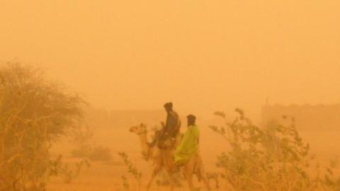 Das ist der Harmattan, ein Sandwind, der im Frühjahr Sahara-Staub von Burkina Faso bis Marokko verteilt.
