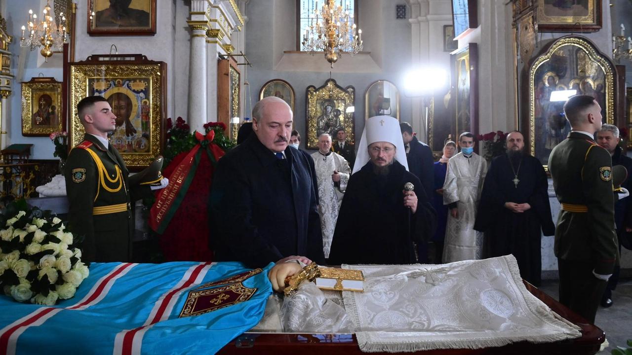 Alexander Lukaschenko und Metropolit Wenjamin besuchen am 14. Januar 2021 gemeinsam die Beerdigung des Metropoliten Filaret von Minsk und Slutsk. 