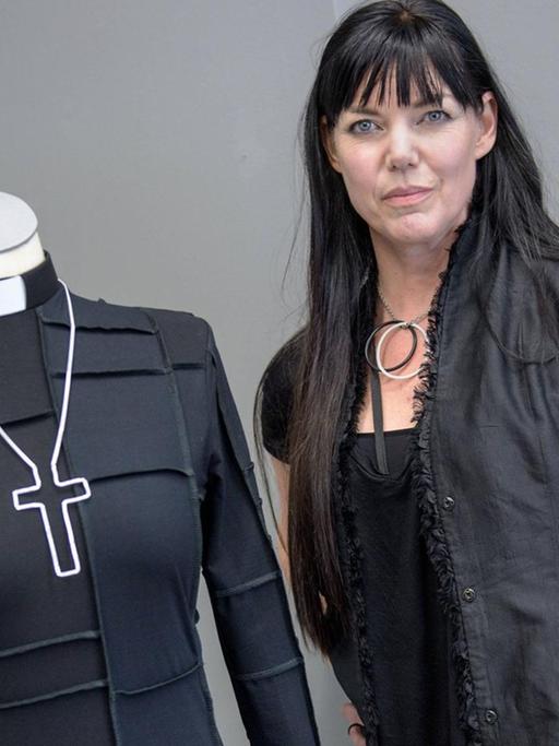 Die schwedische Designerin Maria Sjoedin präsentiert am Donnerstag (25.05.17) am Rande des Kirchentages erstmals in Deutschland moderne Dienstkleidung ihres Label casualpriest für Pfarrerinnen und Pfarrer.