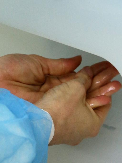 Hände werden im Spandauer Vivantes-Klinkum in Berlin desinfiziert.