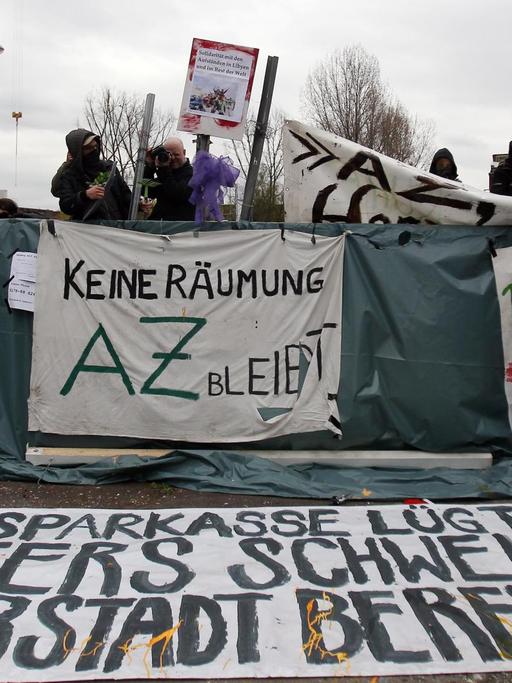Besetzer demonstrieren im Jahr 2011 gegen die drohende Räumung des "Autonomen Zentrums" in Köln.