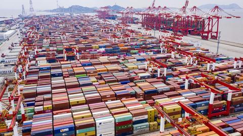 Beladene Container im Yangshan Tiefwasserhafen von Shanghai.