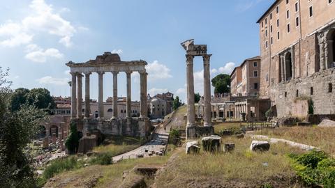 Resste eines alten Tempels stehen als Ruinen im Forum Romanum in Rom