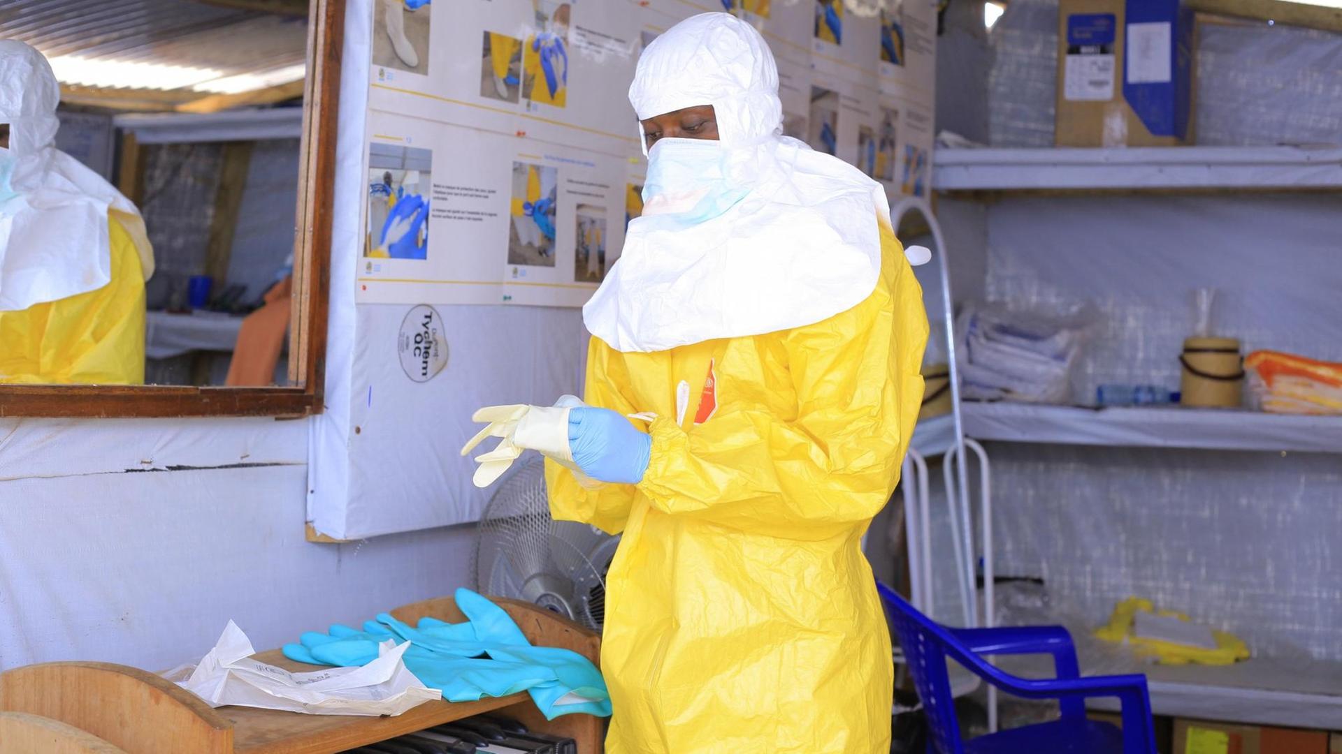 Eine Psychologin legt im Ebola-Behandlungszentrum CTE ALIMA BENI Schutzkleidung an. Seit einem Jahr wütet die Seuche Ebola im Osten des Kongos.