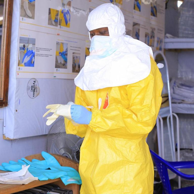 Eine Psychologin legt im Ebola-Behandlungszentrum CTE ALIMA BENI Schutzkleidung an. Seit einem Jahr wütet die Seuche Ebola im Osten des Kongos. 