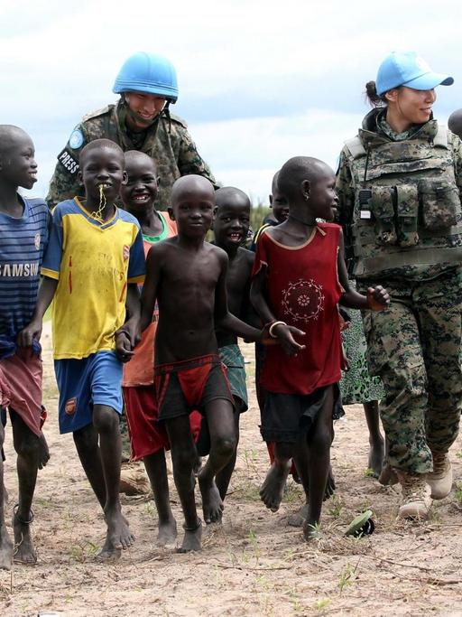 Südkoreanische Blauhelm-Soldaten spielen in der südsudanesischen Stadt Bor mit Kindern.