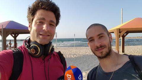 Noam Brusilovsky und Ofer Waldman in Israel bei Aufnahmen am Strand