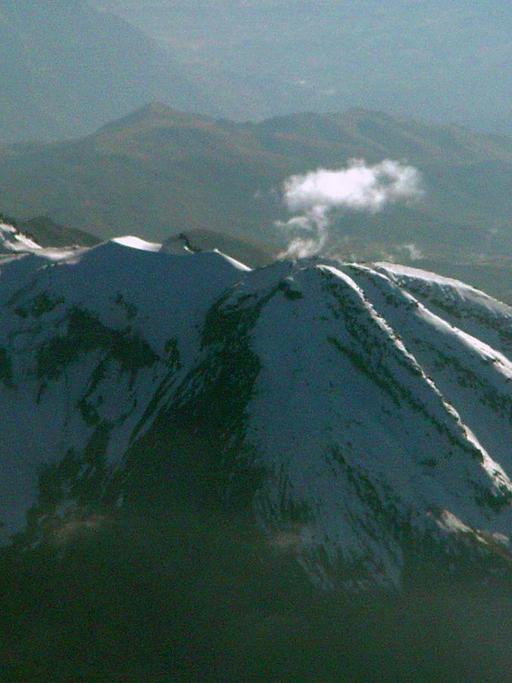 Ein eisbedeckter Bergzug in Peru, undatierte Aufnahme.