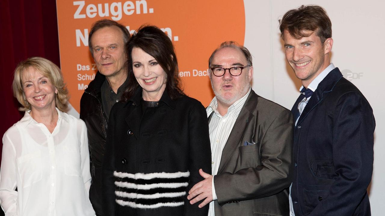 Die Schauspieler Gisela Schneeberger, Edgar Selge, Iris Berben, Udo Samel und Jeff Burrell präsentieren den ZDF-Film "Das Zeugenhaus", der am 24. November ausgestrahlt wird.