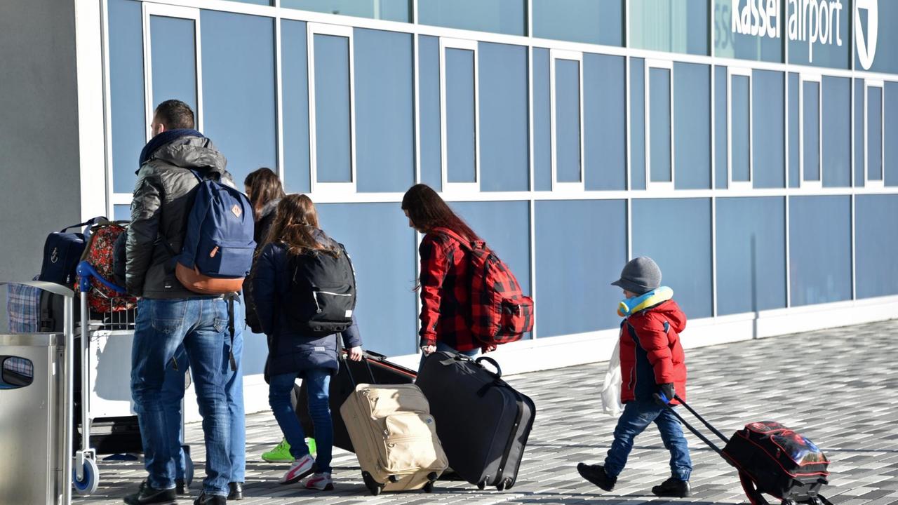abgeschobene Asylbewerber betreten mit ihrem Gepäck den Terminal des Kassel-Airports in Calden (Hessen). Die freiwillige Ausreise führt sie zurück nach Pristina (Kosovo) oder Tirana (Albanien). 