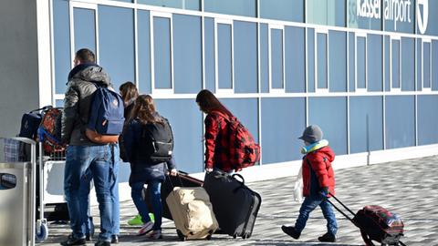 Asylbewerber betreten mit ihrem Gepäck den Terminal des Kassel-Airports in Calden (Hessen).