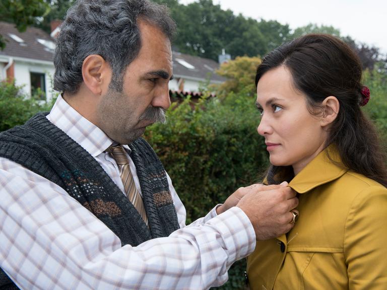 Adnan Maral (l.) und Idil Üner in einer Szene des Films "Einmal Hans mit scharfer Soße".