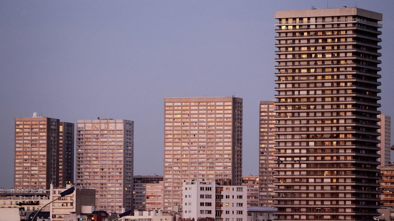 Blick auf mehrere Hochhäuser mit Sozialwohnungen eines Pariser Vororts, einer Banlieue. 